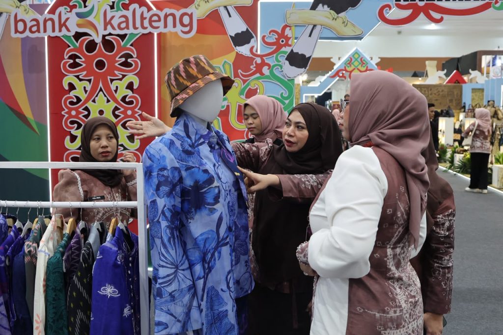 Stand Dekranasda Tanah Bumbu di Kriyanusa 2026 menampilkan kain tenun, kerajinan kayu, produk fashion, dan karya UMKM lokal.