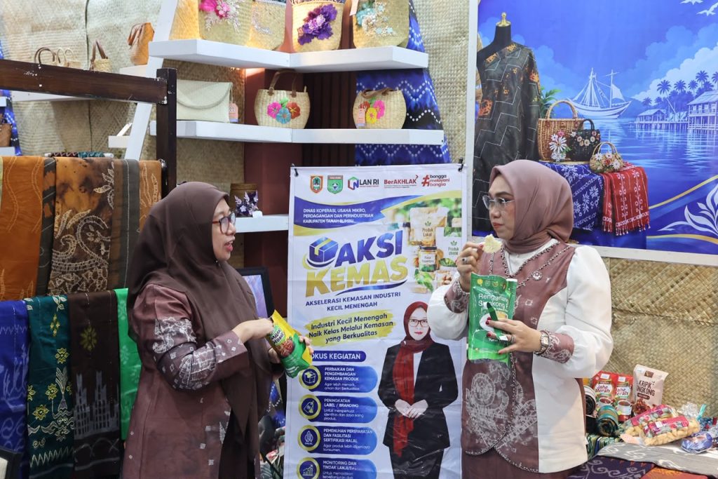 Stand Dekranasda Tanah Bumbu di Kriyanusa 2026 menampilkan kain tenun, kerajinan kayu, produk fashion, dan karya UMKM lokal.