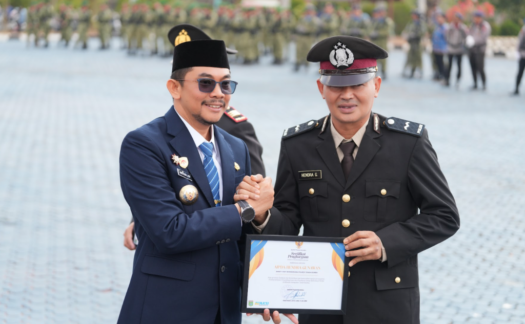 Kasat Resnarkoba AKP Anang Setyawan dan Aipda Hendra Gunawan menerima penghargaan atas dedikasi dalam P4GN.