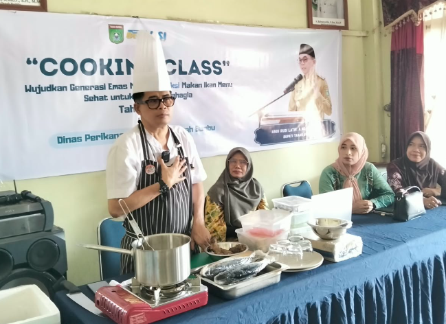 Peserta Cooking Class Tanah Bumbu belajar olahan ikan sehat bersama Chef Latusa Batulicin dan ahli boga Any Ilas Rasa