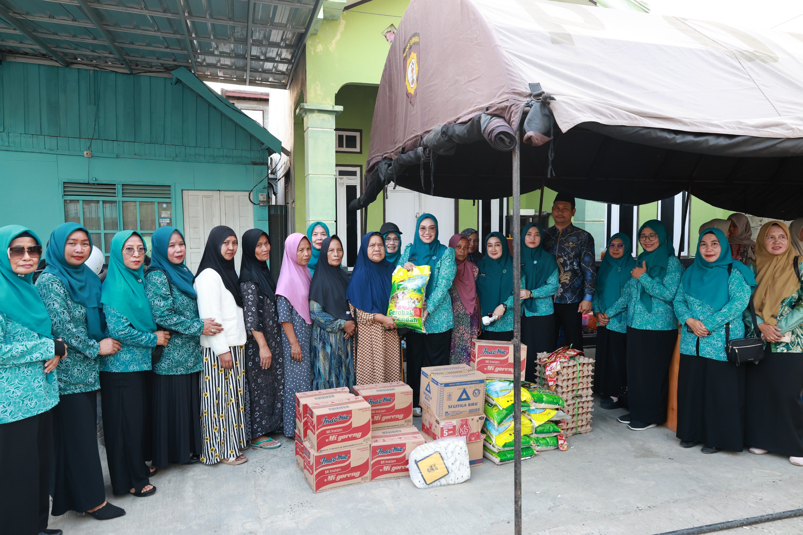 Ketua TP PKK Tanah Bumbu Kunjungi Korban Kebakaran Gang Andalas, Serahkan Bantuan untuk 16 Rumah Terdampak