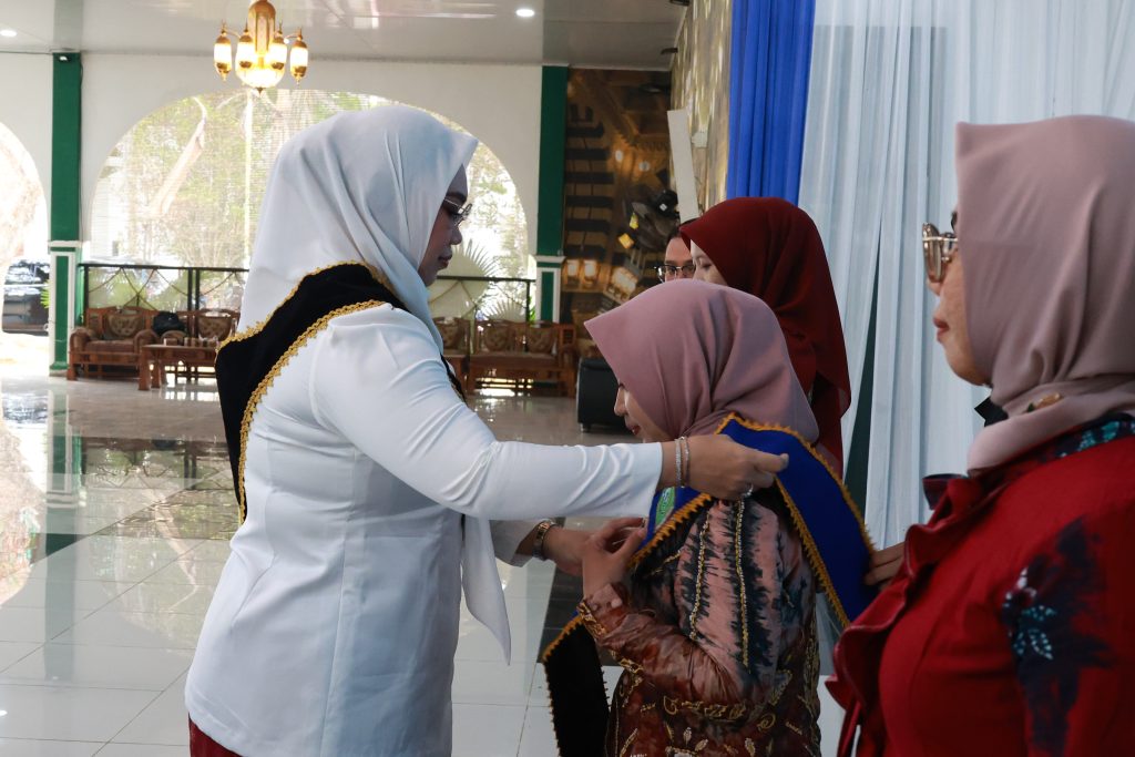 Pengukuhan Duta Baca Tanah Bumbu oleh Bunda Literasi Andi Irmayani Rudi Latif di Batulicin.